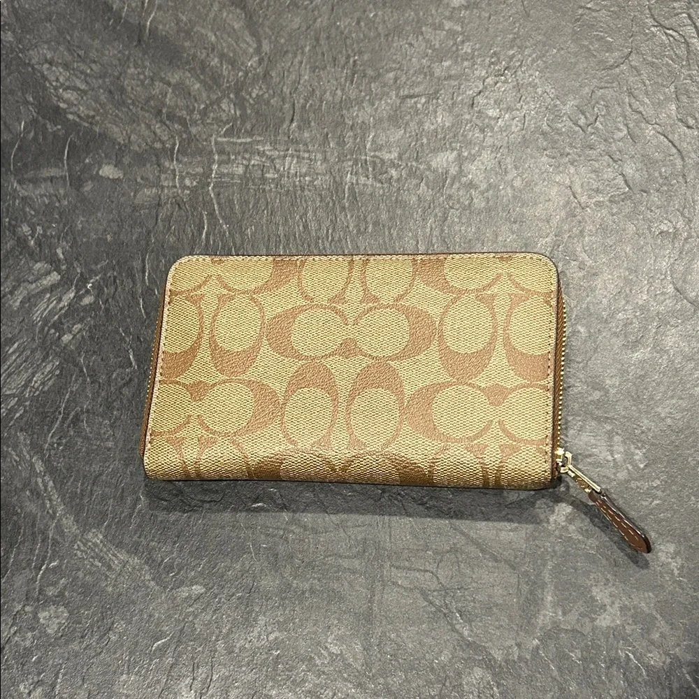 Coach Medium ID Zip Wallet in Signature Canvas brown - Picture 2 of 5